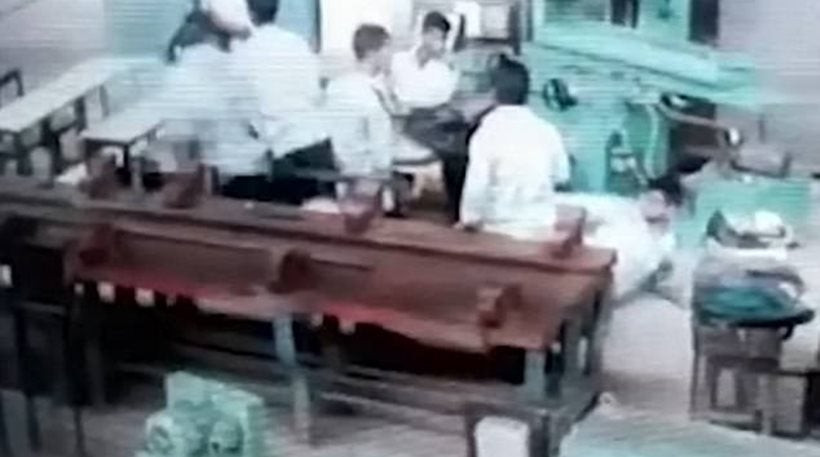 Φρίκη στην Ινδία: Μαθητής βγάζει πιστόλι και πυροβολεί συμμαθητή του (vid)